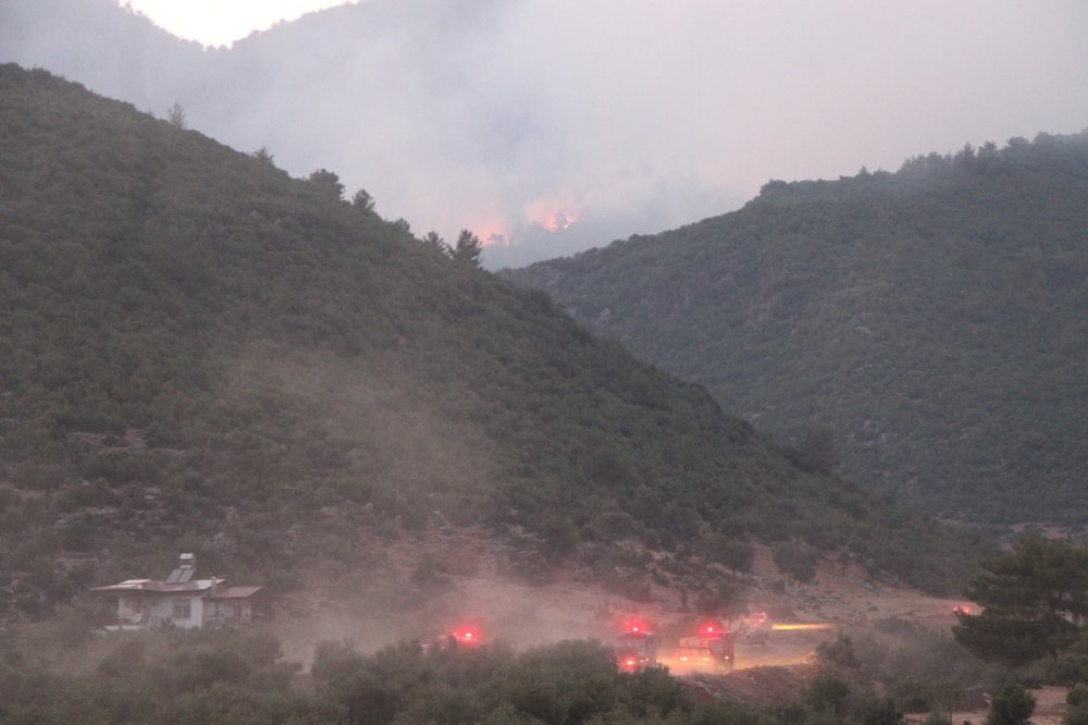 Amanos dağlarında 2 gündür farklı noktalarda süren orman yangınına müdahale sürüyor