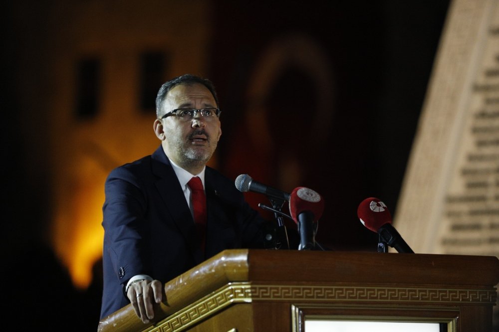 Bakan Kasapoğlu TBMM'de gençlerle nöbet tuttu