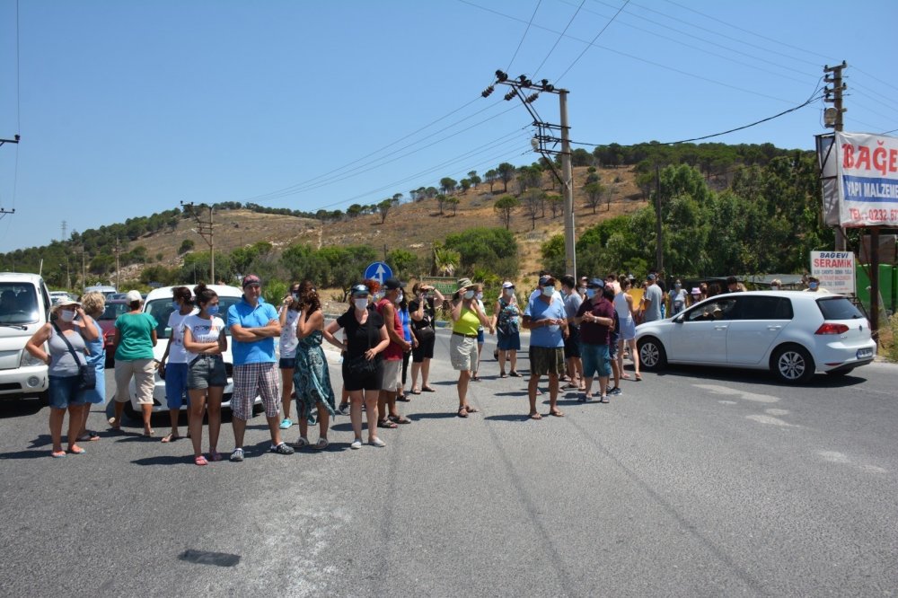Dikili’de ölüm yolu isyanı! Trafiğe kapatıp acil önlem çağrısı yaptılar