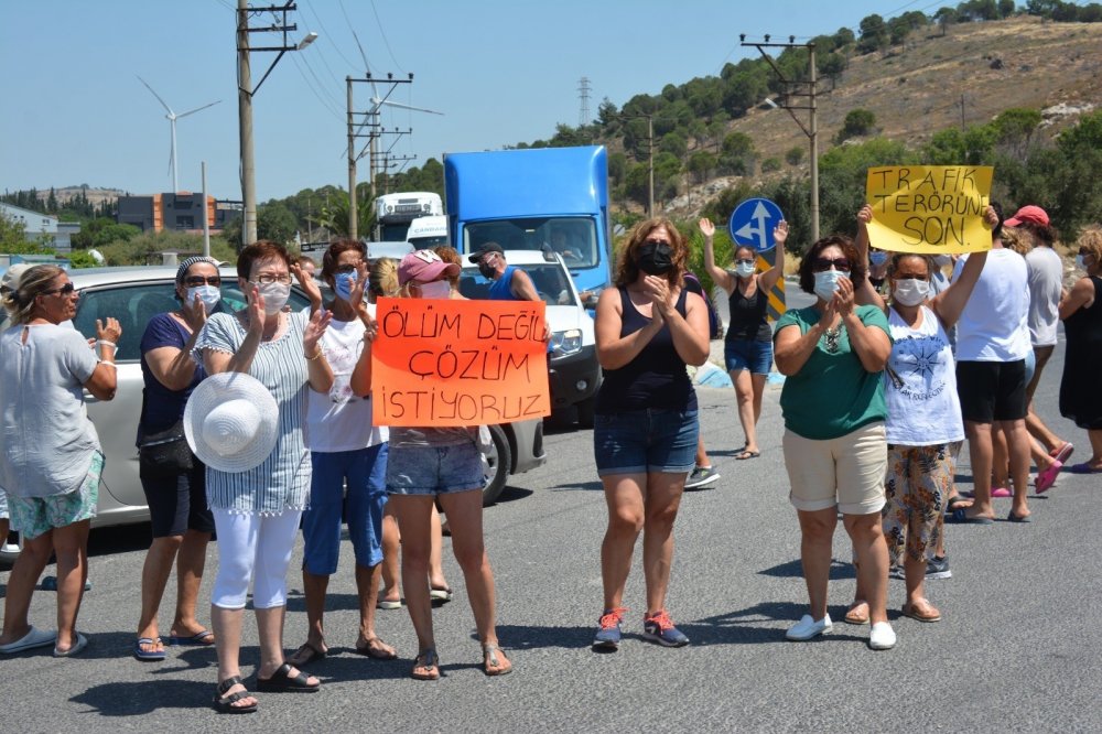 Dikili’de ölüm yolu isyanı! Trafiğe kapatıp acil önlem çağrısı yaptılar