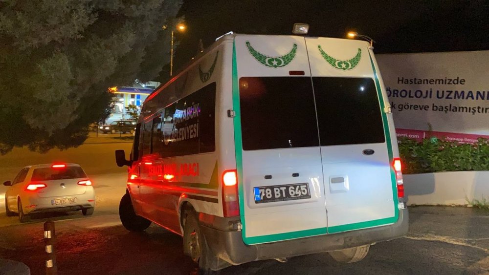 Eşini 2 çocuğunun önünde boynundan bıçaklayarak öldürdü