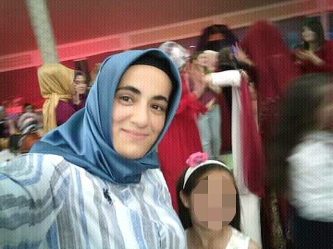 Eşini 2 çocuğunun önünde boynundan bıçaklayarak öldürdü