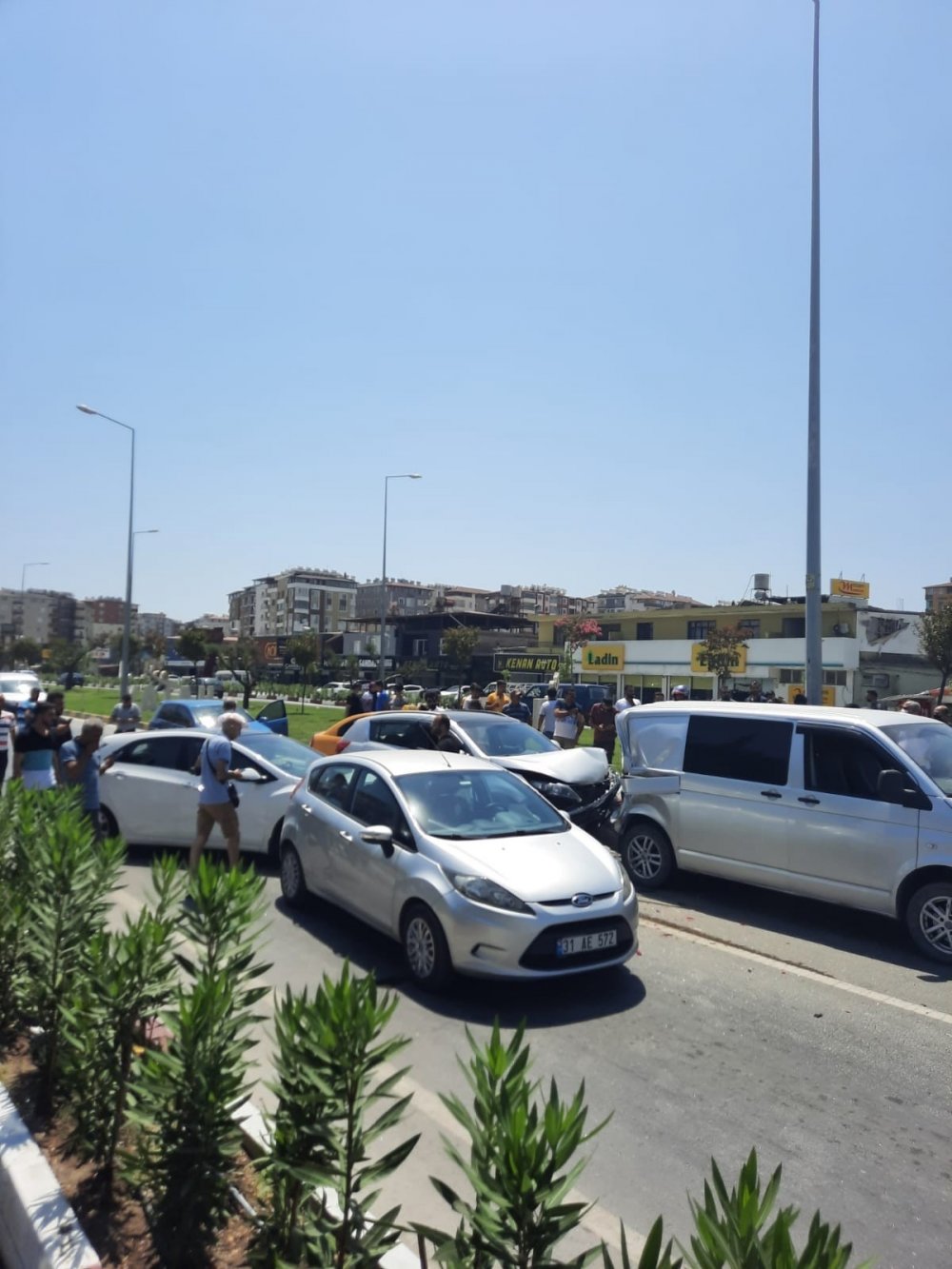 Hatay’da ani fren zincirleme kazayı getirdi! 7 araç birbirine girdi 8 yaralı