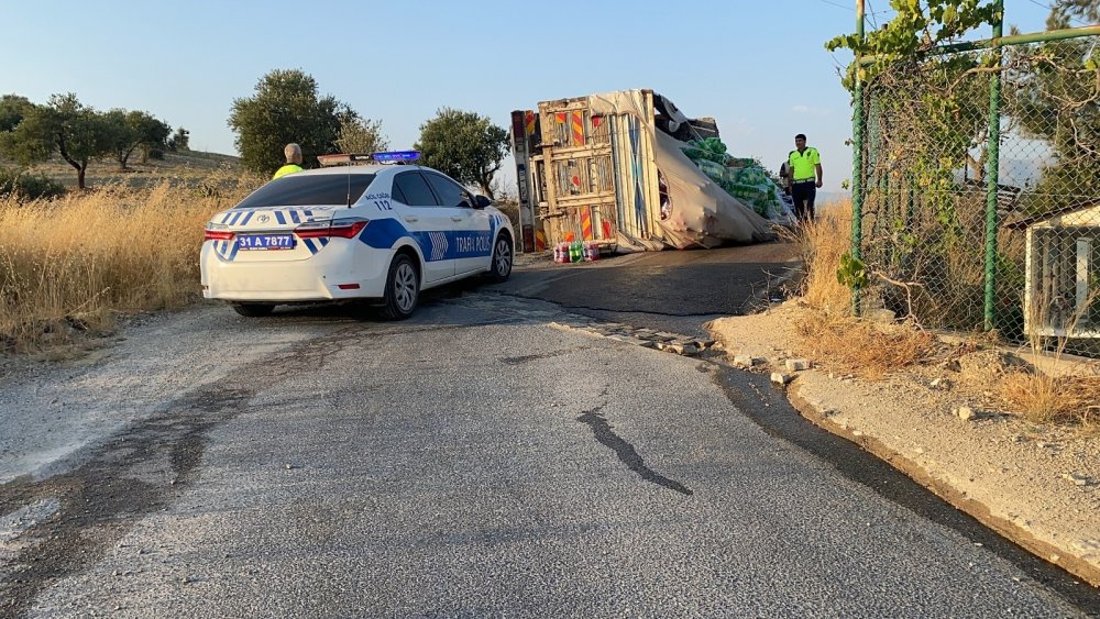 Hatay'da içecek yüklü kamyonun freni boşaldı! Aracı yan yatıran sürücü faciayı önledi