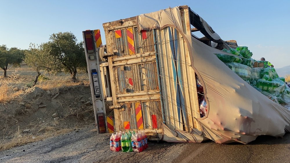 Hatay'da içecek yüklü kamyonun freni boşaldı! Aracı yan yatıran sürücü faciayı önledi