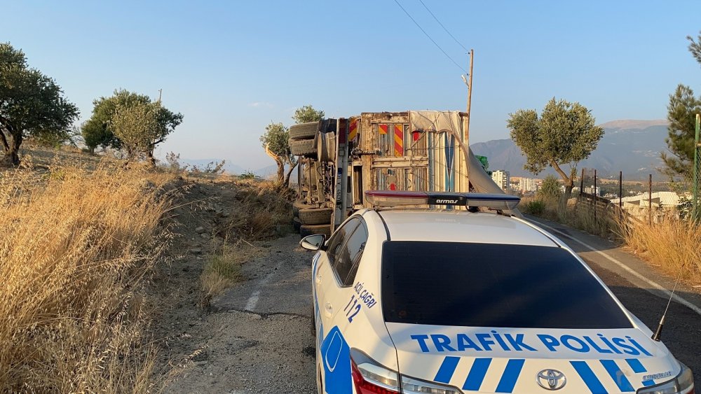 Hatay'da içecek yüklü kamyonun freni boşaldı! Aracı yan yatıran sürücü faciayı önledi