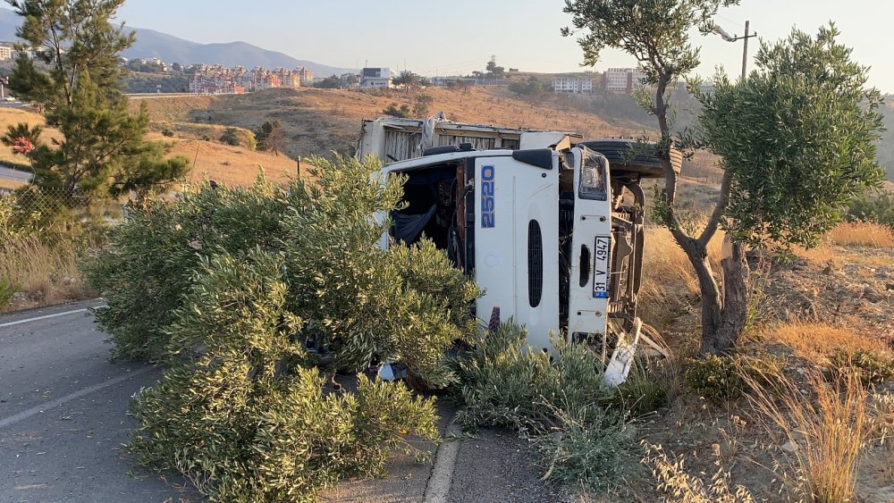 Hatay'da içecek yüklü kamyonun freni boşaldı! Aracı yan yatıran sürücü faciayı önledi