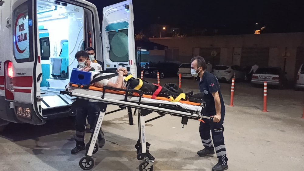 Kavgadan kaçan 21 yaşındaki genç aracın altında kalarak ağır yaralandı