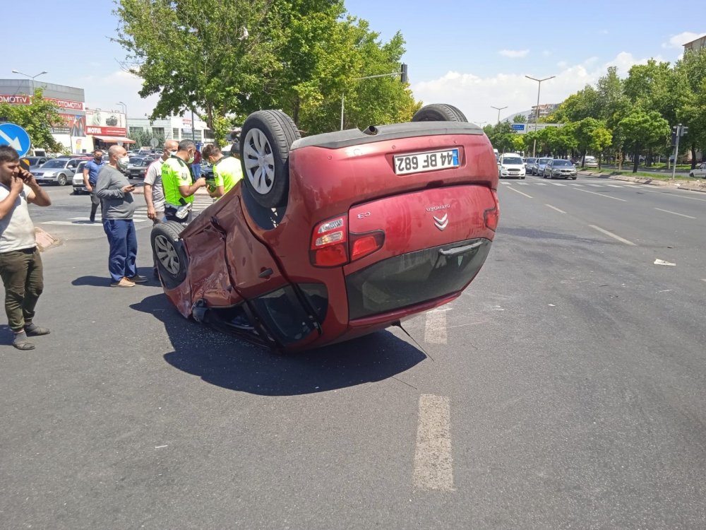 Kayseri’de çarpışan otomobillerden biri ters döndü! 5 yaralı