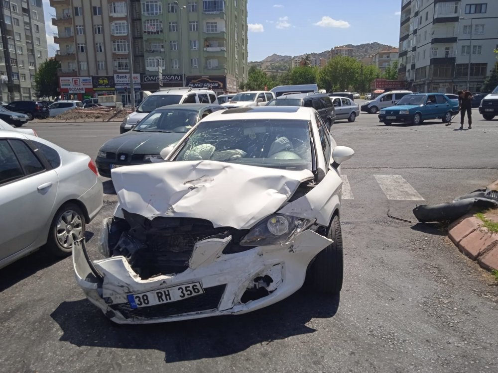 Kayseri’de çarpışan otomobillerden biri ters döndü! 5 yaralı