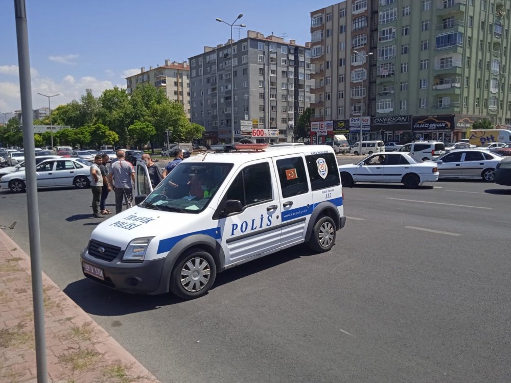 Kayseri’de çarpışan otomobillerden biri ters döndü! 5 yaralı