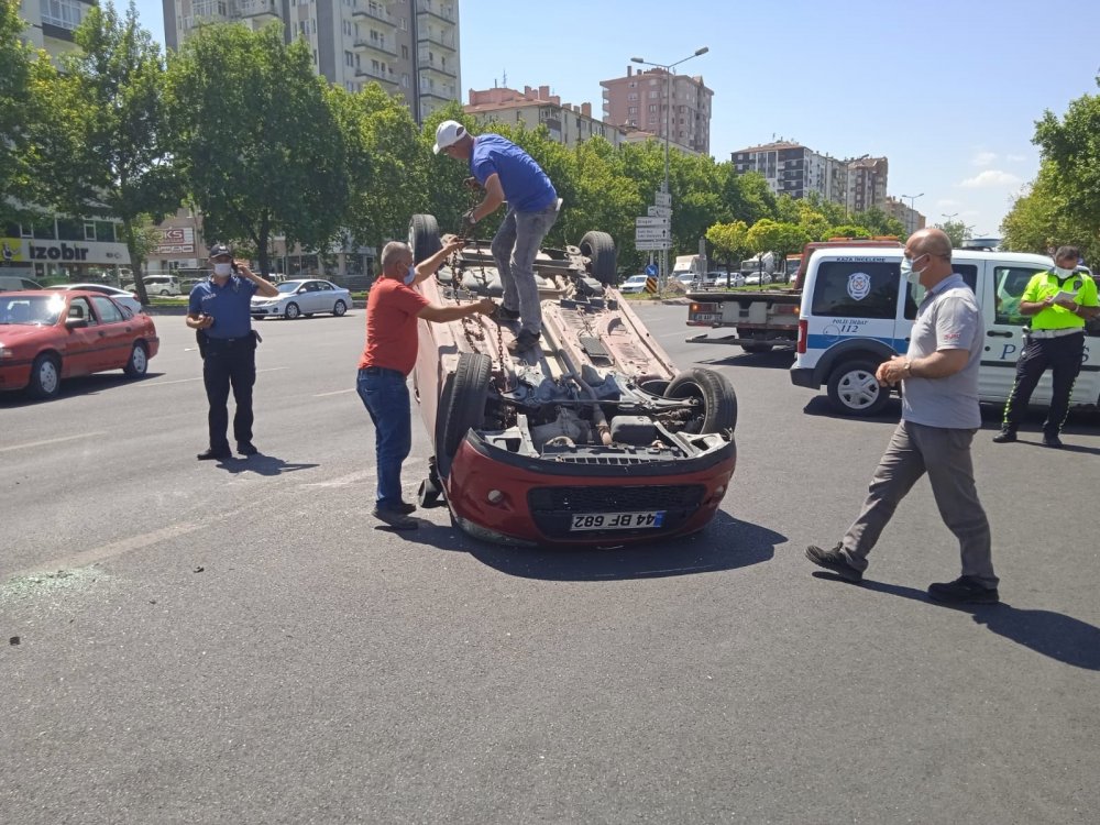 Kayseri’de çarpışan otomobillerden biri ters döndü! 5 yaralı