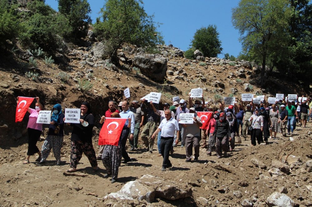 Konyaaltı'nda köylüler tehdit ve darpla ’Arazimize çökmek istiyorlar’ deyip sokağa döküldü