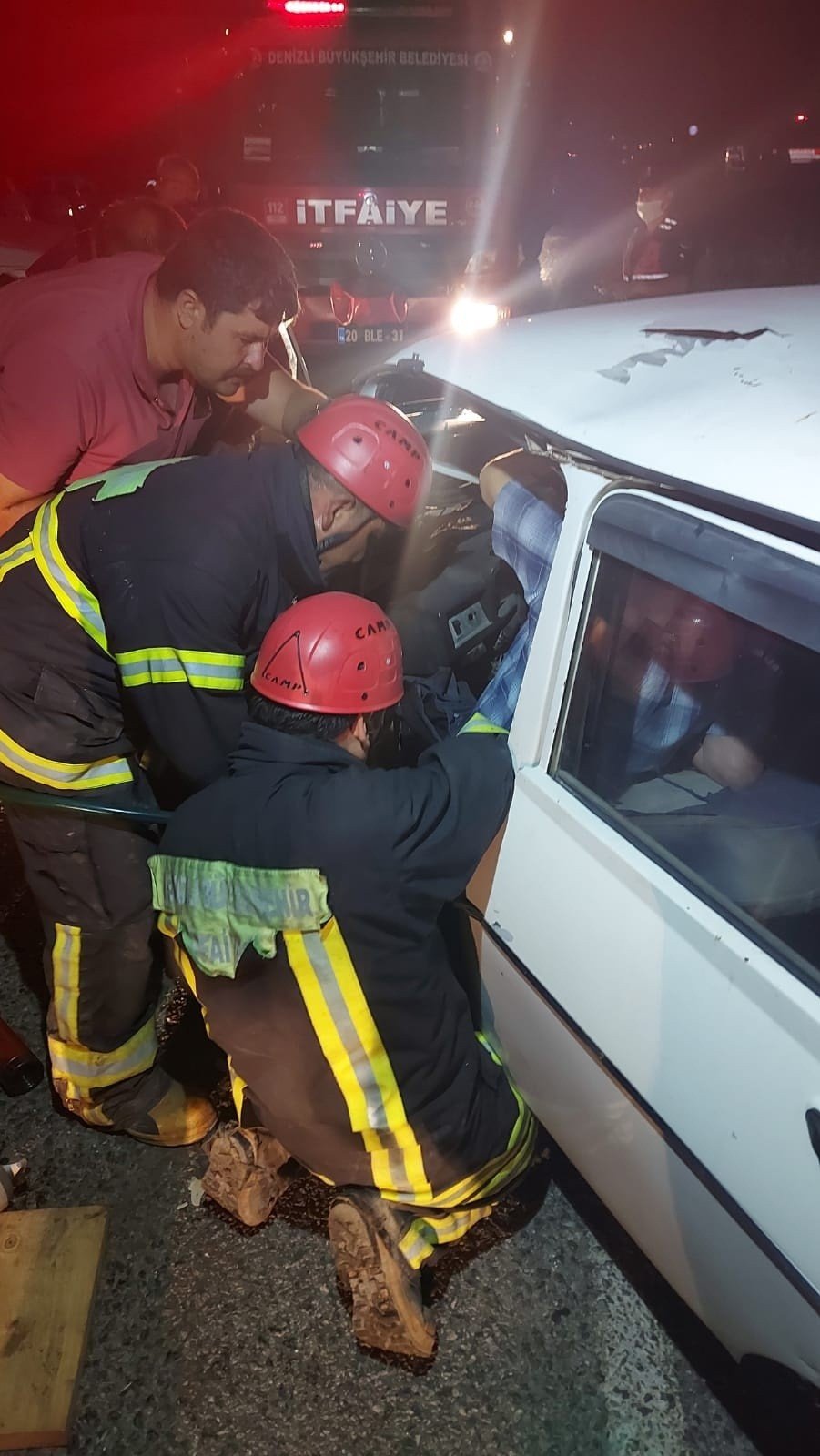 Denizli'de iki otomobil kafa kafaya çarpıştı! 1 ölü 4 yaralı