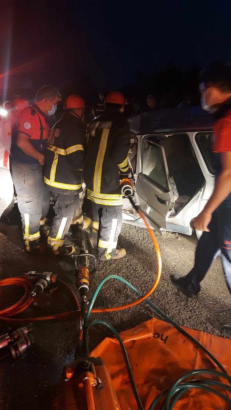 Denizli'de iki otomobil kafa kafaya çarpıştı! 1 ölü 4 yaralı