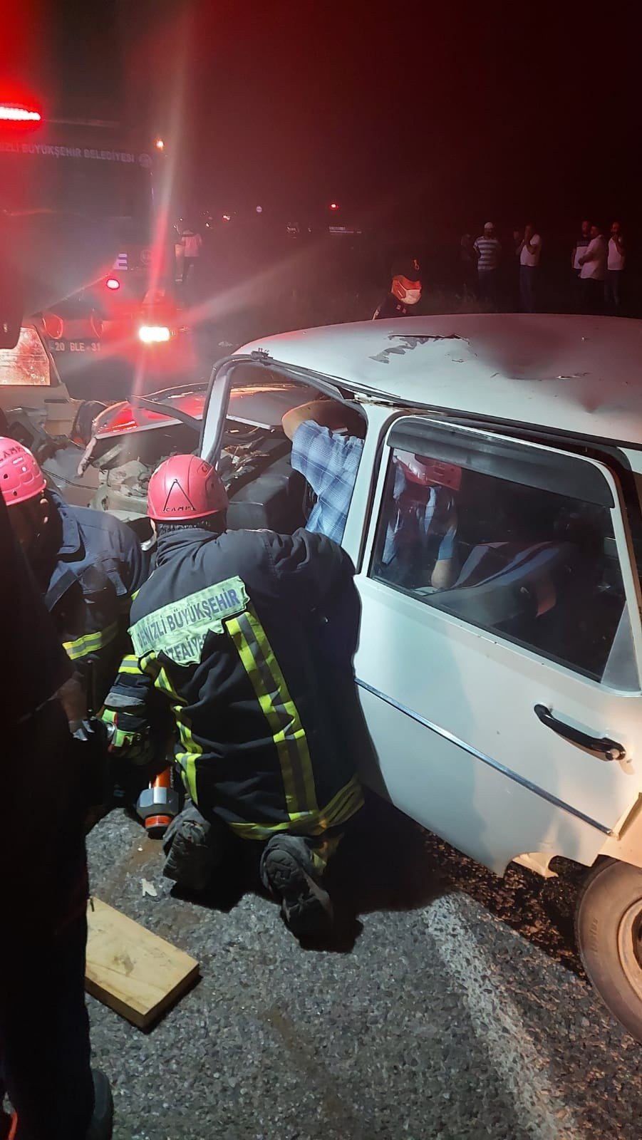 Denizli'de iki otomobil kafa kafaya çarpıştı! 1 ölü 4 yaralı