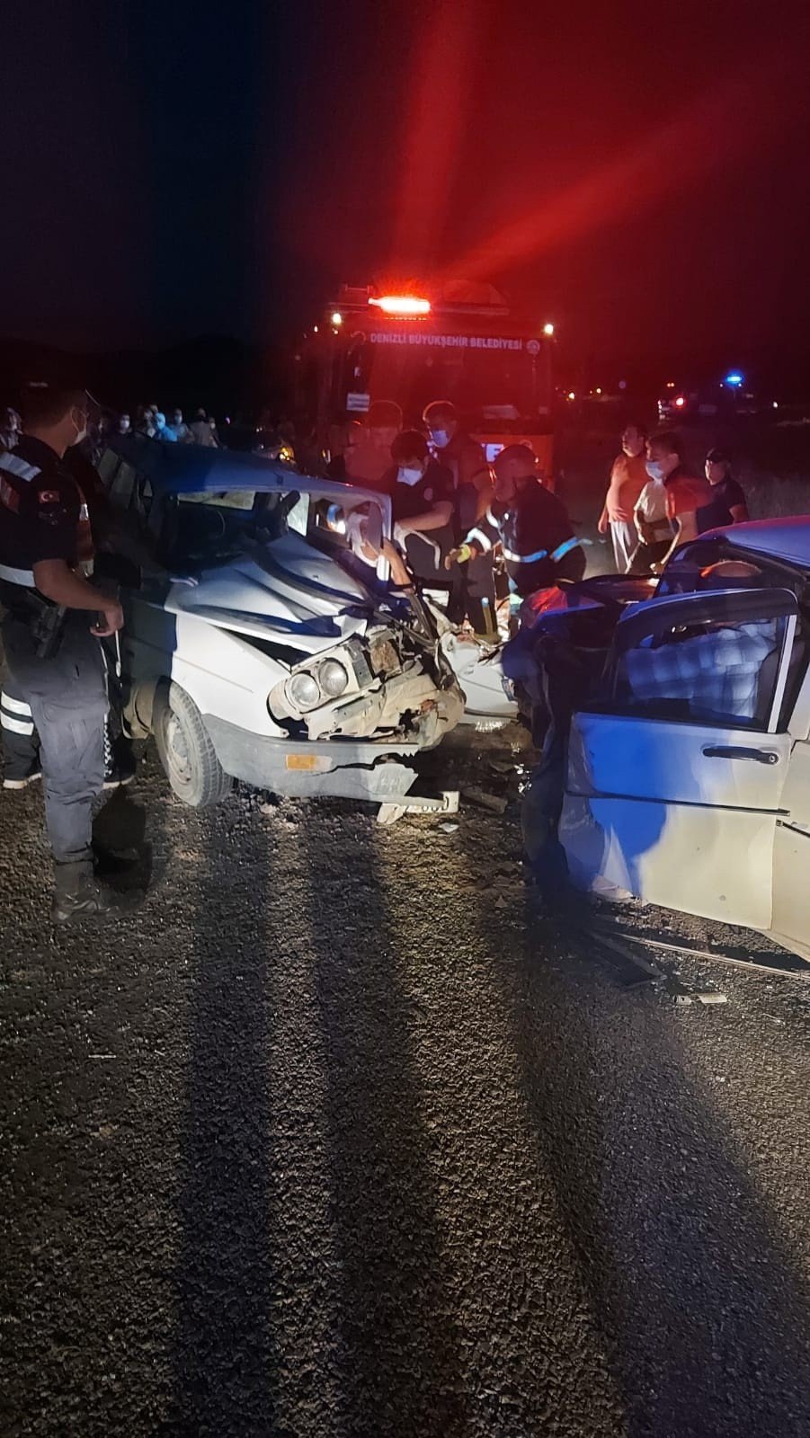 Denizli'de iki otomobil kafa kafaya çarpıştı! 1 ölü 4 yaralı