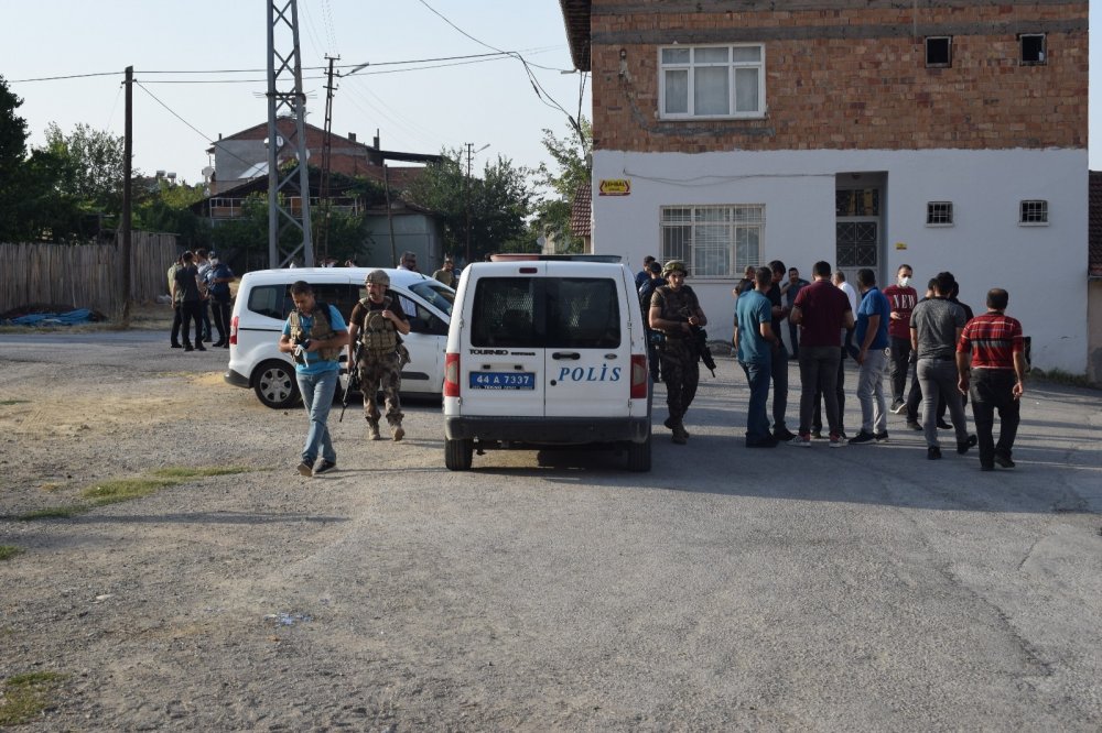 Malatya'da ortalığı karıştıran şahıs güçlükle ikna edildi