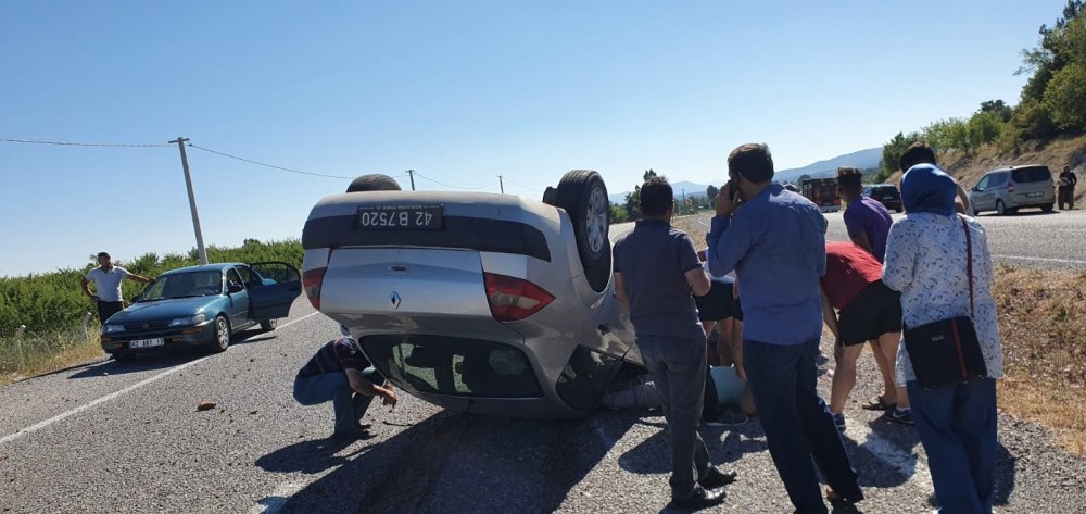 Konya'da resmi plakalı otomobil taklalar atarak karşı şeride devrildi! 2 yaralı