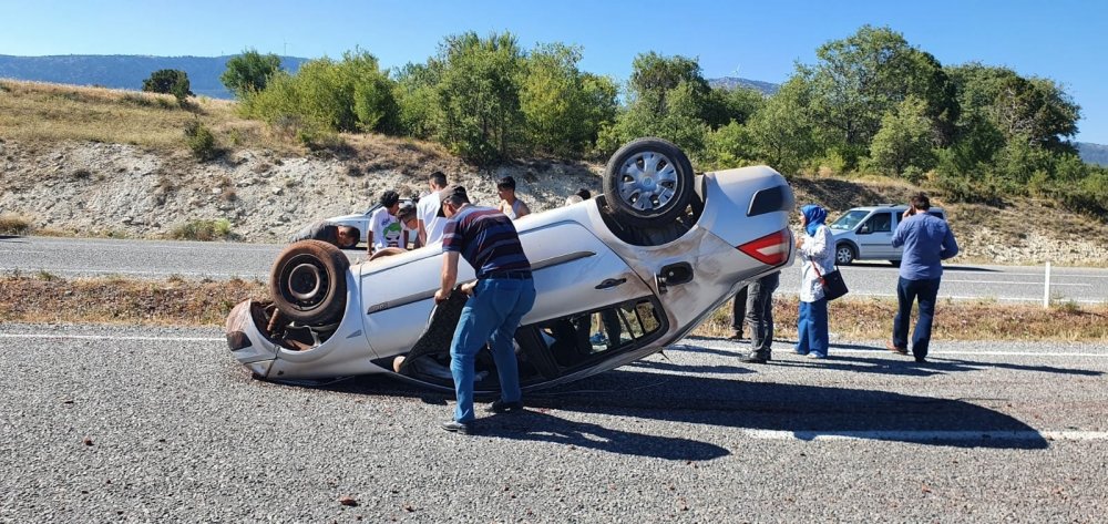 Konya'da resmi plakalı otomobil taklalar atarak karşı şeride devrildi! 2 yaralı