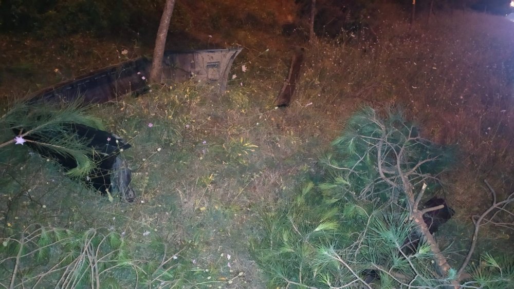 Otoyolda ağaçlık alana dalan otomobil defalarca takla attı! 1 yaralı