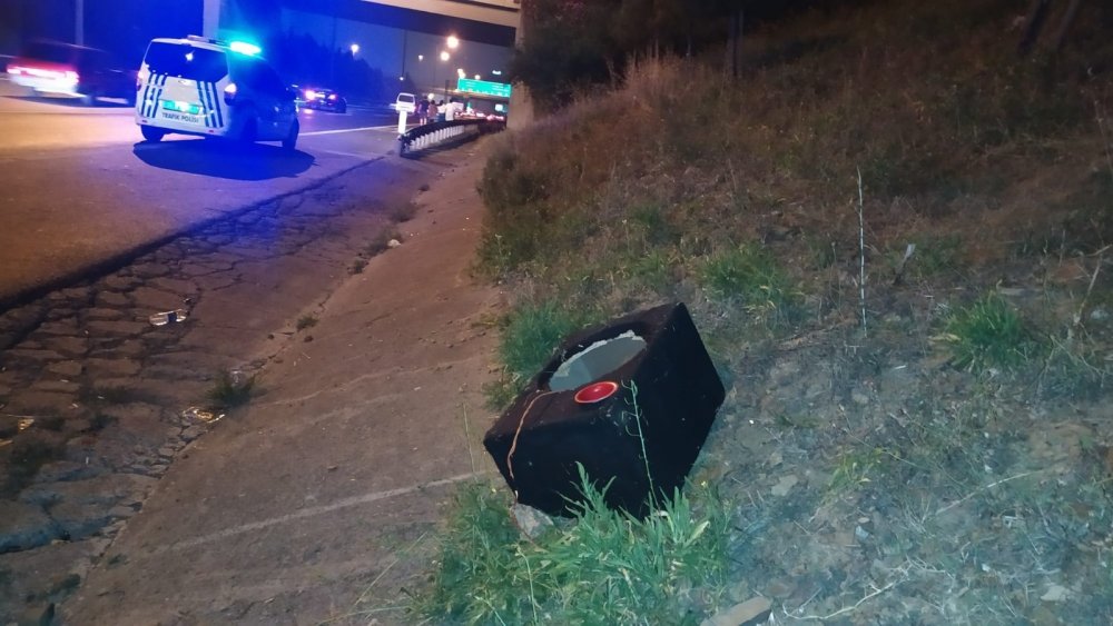 Otoyolda ağaçlık alana dalan otomobil defalarca takla attı! 1 yaralı