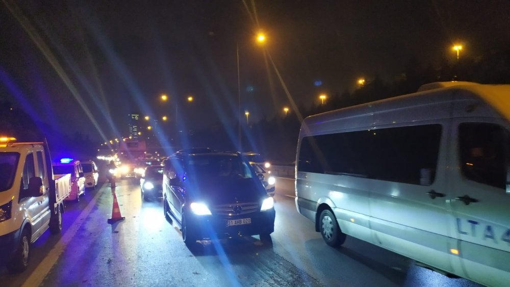 Otoyolda ağaçlık alana dalan otomobil defalarca takla attı! 1 yaralı