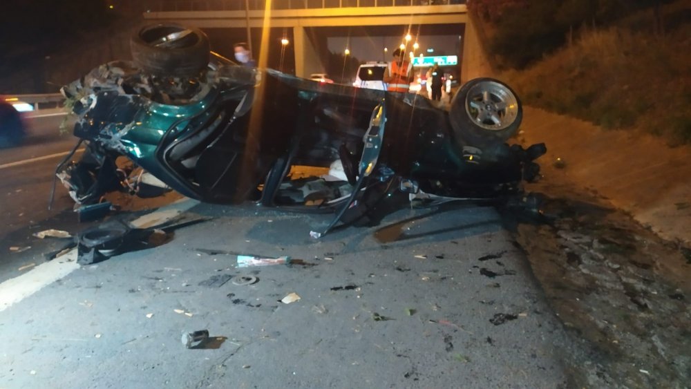 Otoyolda ağaçlık alana dalan otomobil defalarca takla attı! 1 yaralı