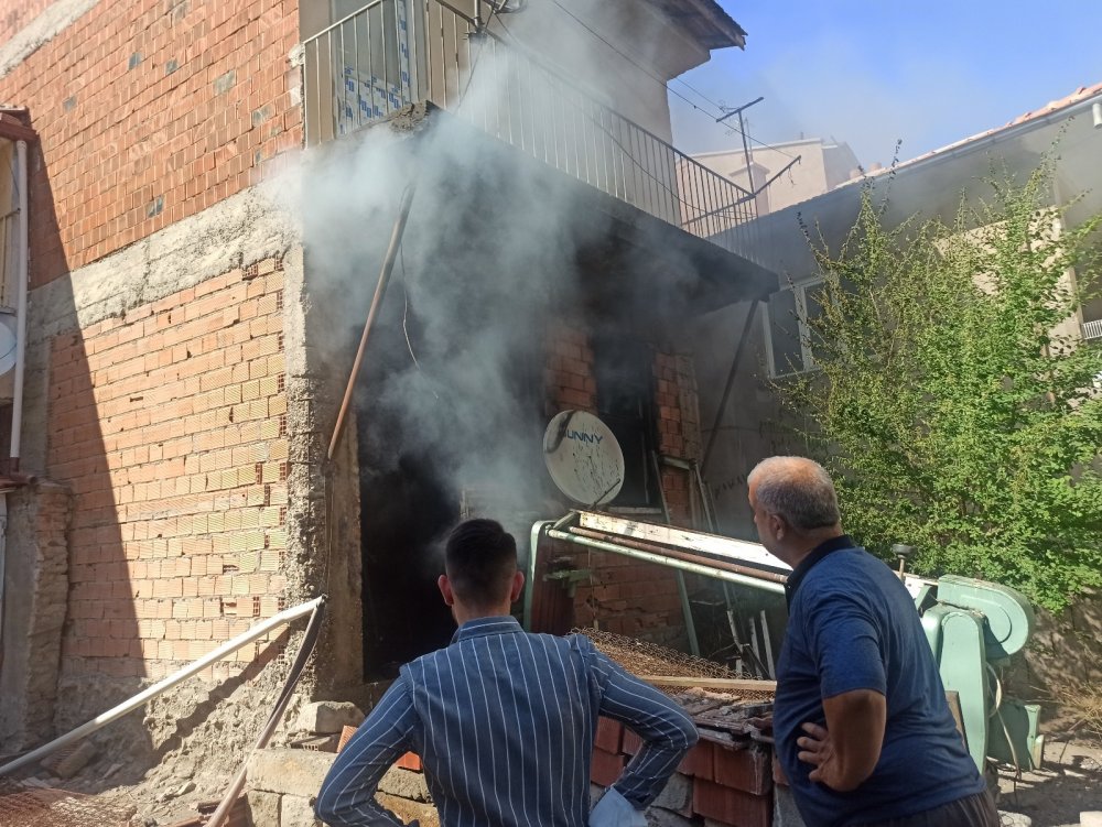 Afyon'da yangın! Ekmek teknesini kurtarmak isteyen Mehmet Paksoy son anda kurtarıldı