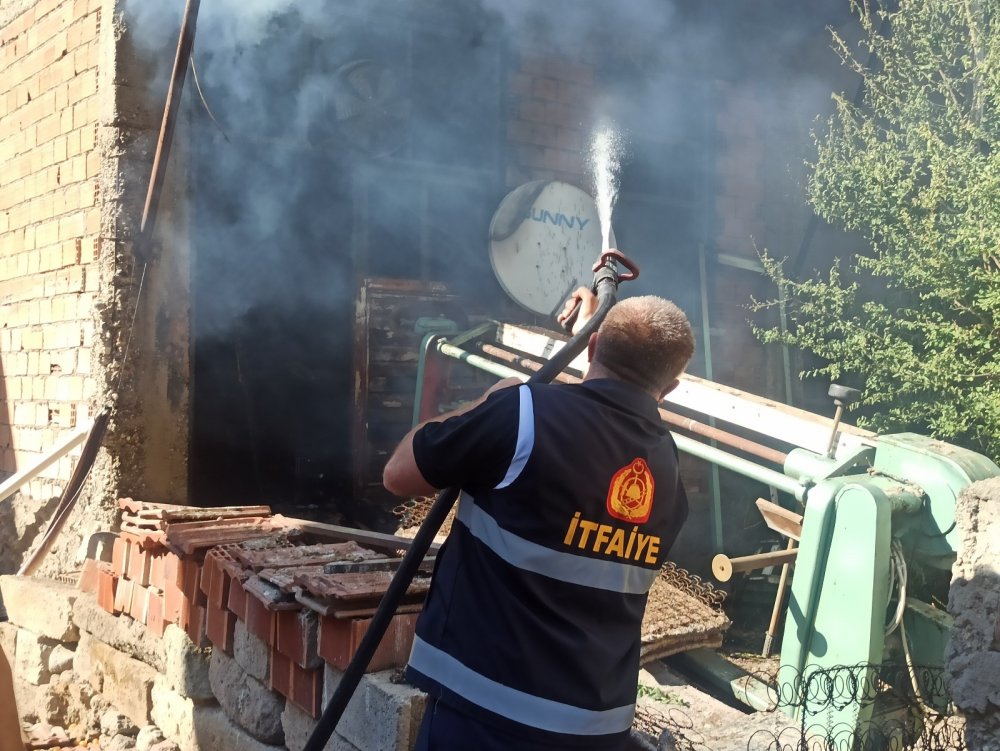Afyon'da yangın! Ekmek teknesini kurtarmak isteyen Mehmet Paksoy son anda kurtarıldı