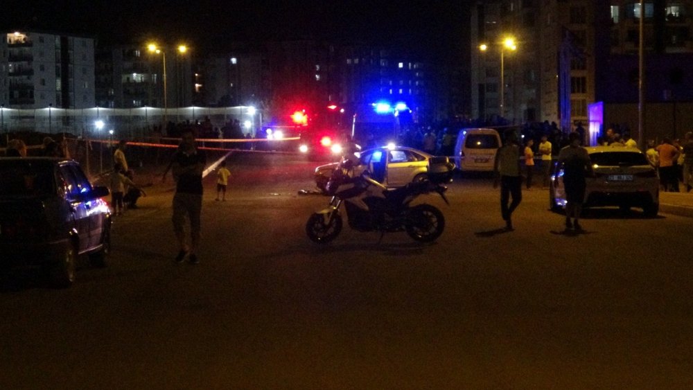 Bayram satışından dönen ayakkabıcı Celal Korhan kendi aracının altında can verdi