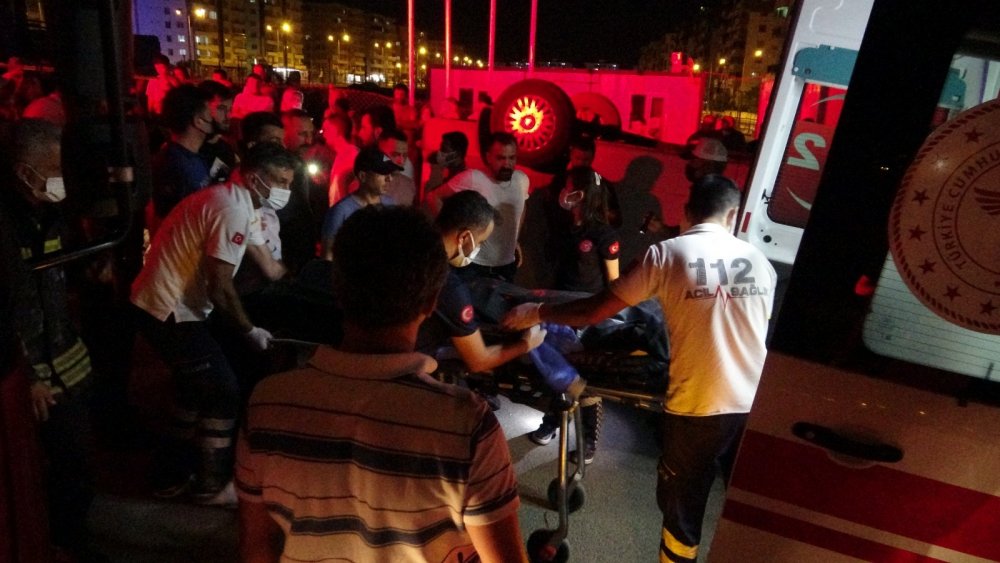 Bayram satışından dönen ayakkabıcı Celal Korhan kendi aracının altında can verdi