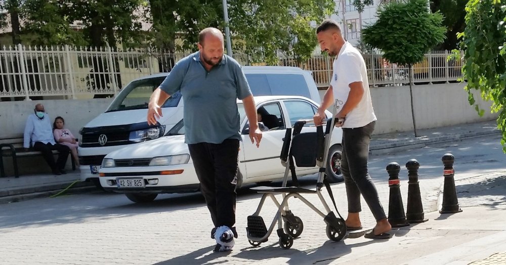 Konya'da acemi kasaplar kurban keserken hastanelik oldu