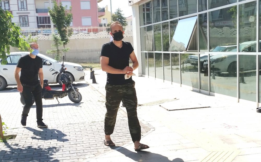 Konya'da acemi kasaplar kurban keserken hastanelik oldu