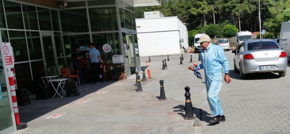 Konya'da acemi kasaplar kurban keserken hastanelik oldu
