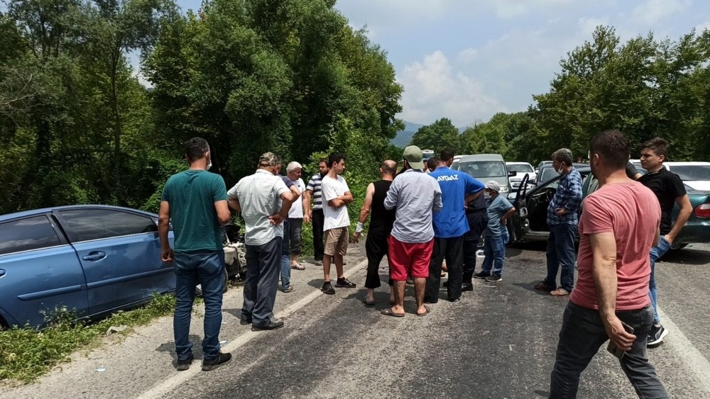 Kurban kesimi dönüşünde feci kaza! Otomobiller kafa kafaya çarpıştı: 6 yaralı