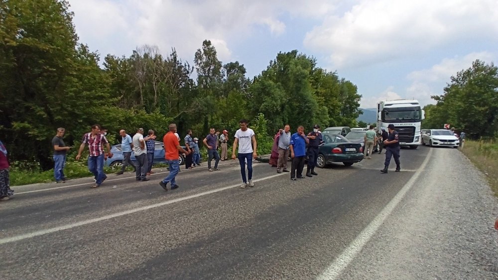 Kurban kesimi dönüşünde feci kaza! Otomobiller kafa kafaya çarpıştı: 6 yaralı