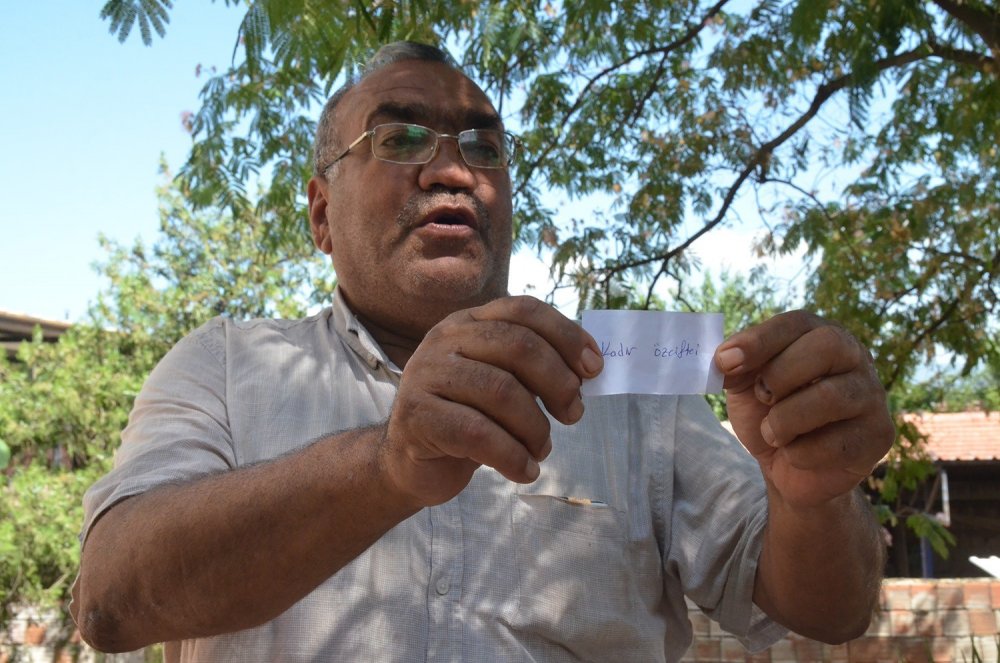 Turgutlu'da muhtar aşıları tam olan aileye kurayla kurbanlık verdi