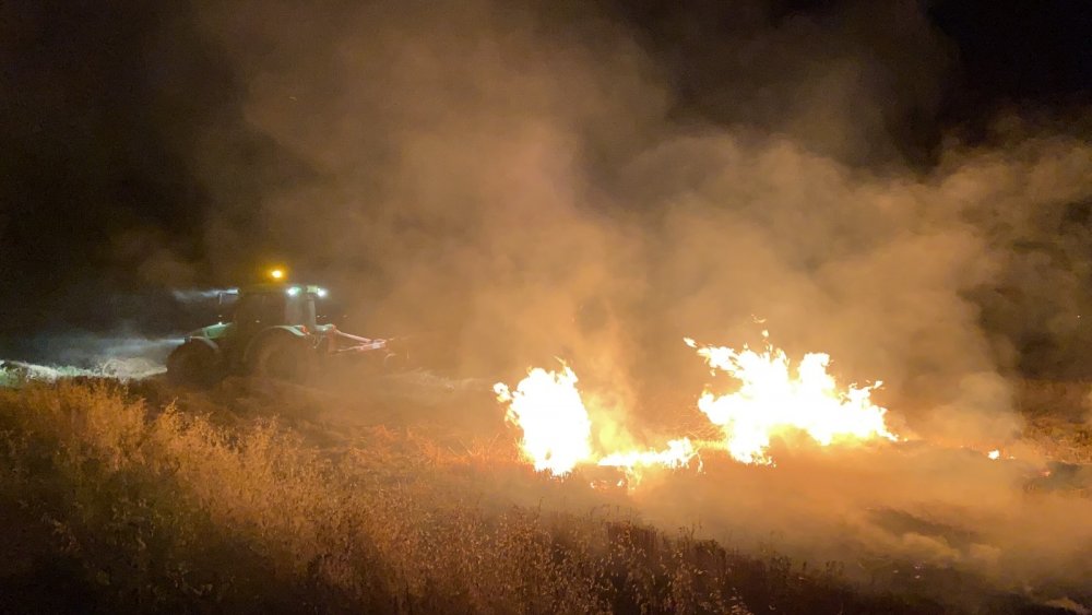 Eskil'de buğday tarlası ve biçerdöver kül oldu! Konya itfaiyesi imdada yetişti