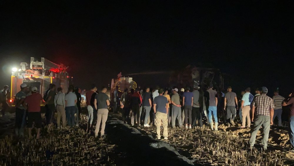 Eskil'de buğday tarlası ve biçerdöver kül oldu! Konya itfaiyesi imdada yetişti