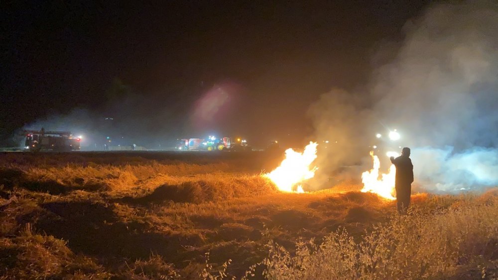 Eskil'de buğday tarlası ve biçerdöver kül oldu! Konya itfaiyesi imdada yetişti