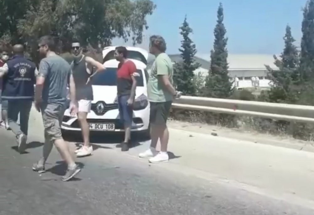 İzmir - Çeşme Otoyolu’nda 9 araç birbirine girdi!
