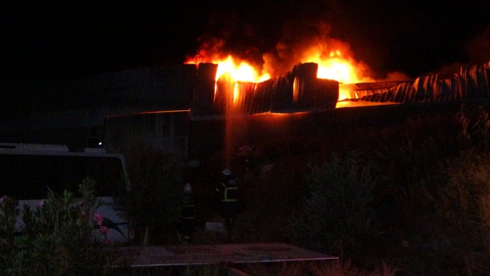 Adana'da geri dönüşüm ve atık tesisinde büyük yangın! Çok sayıda ekip müdahale ediyor