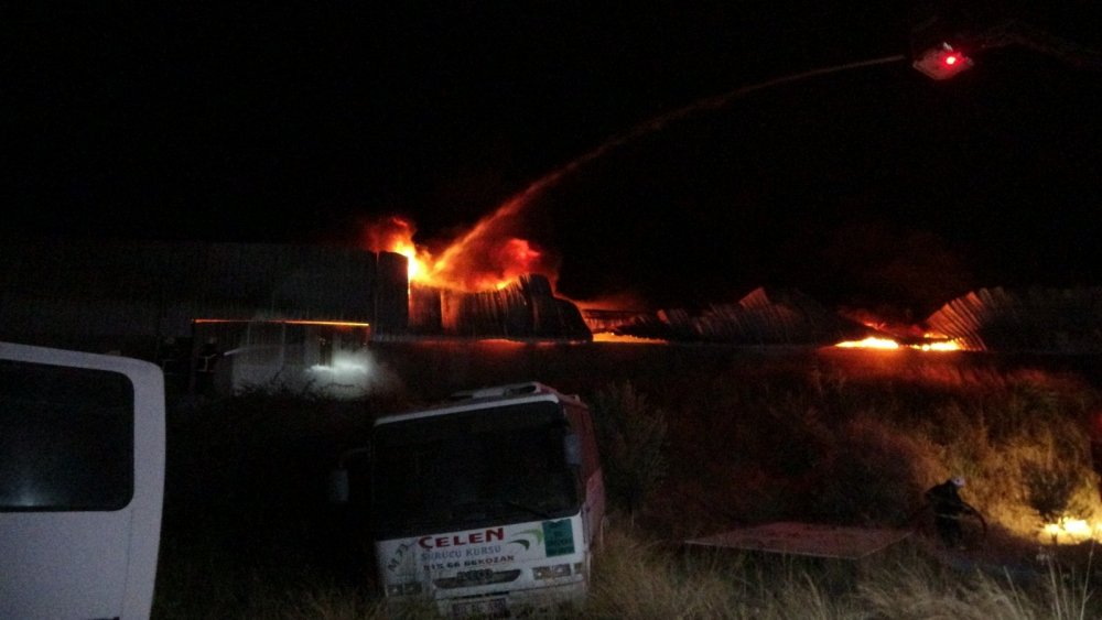 Adana'da geri dönüşüm ve atık tesisinde büyük yangın! Çok sayıda ekip müdahale ediyor