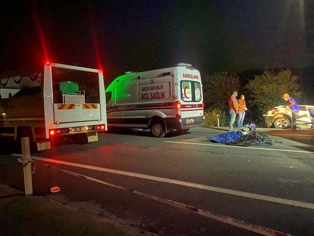 Afyon - Konya yolunda zincirleme kaza! Aynı aileden 2'si çocuk 4 kişi öldü
