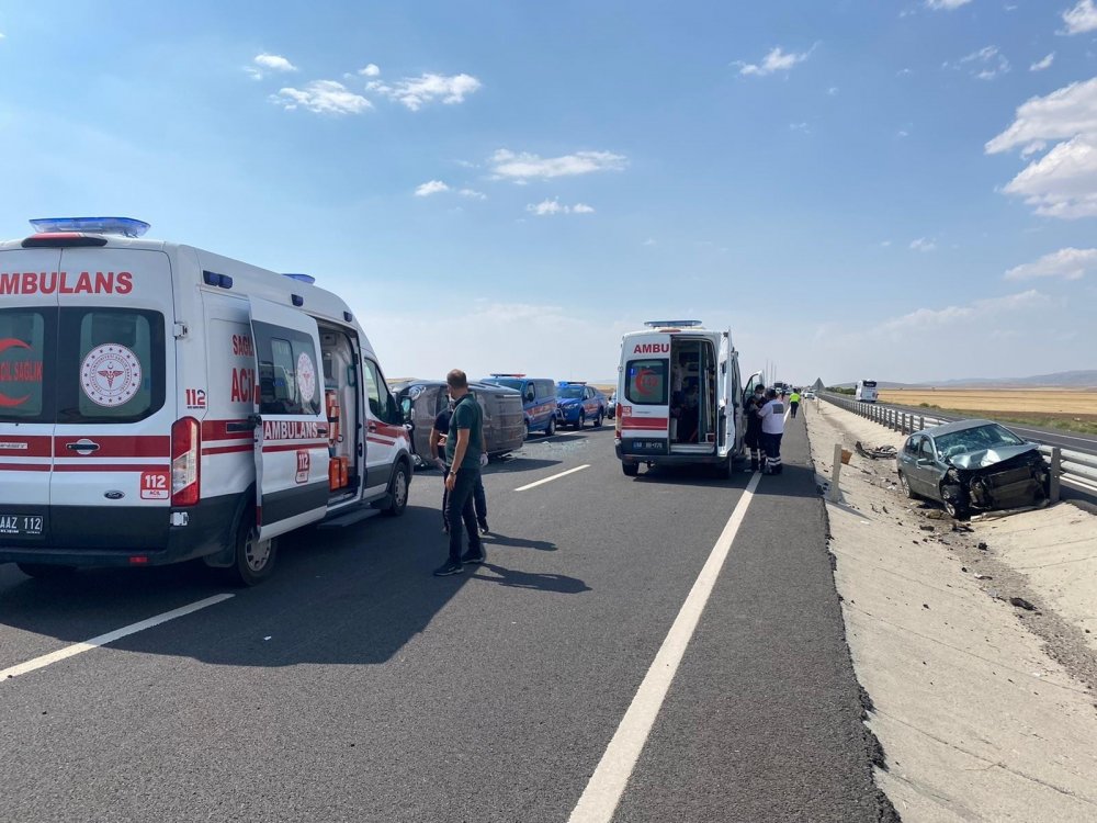 Ankara - Aksaray yolunda ticari araç otomobille çarpıştı! 7 yaralı