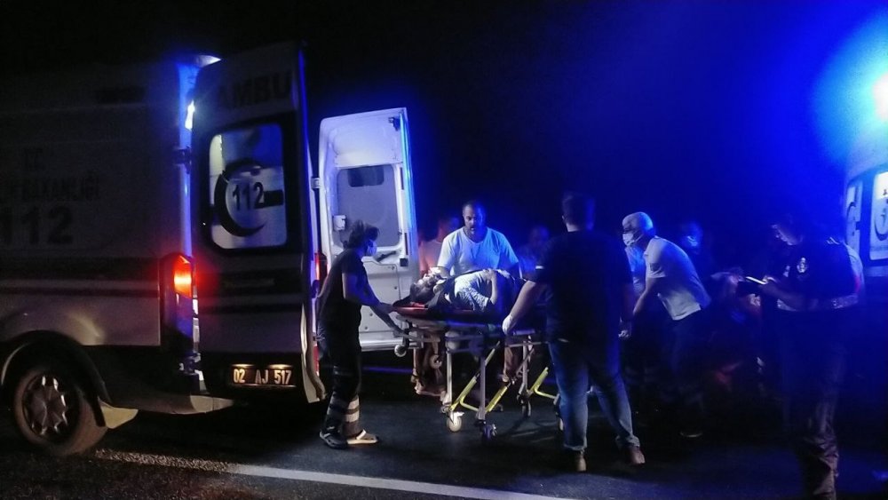 Bayram ziyaretinden dönen otomobil traktöre çarptı! 9 yaralı