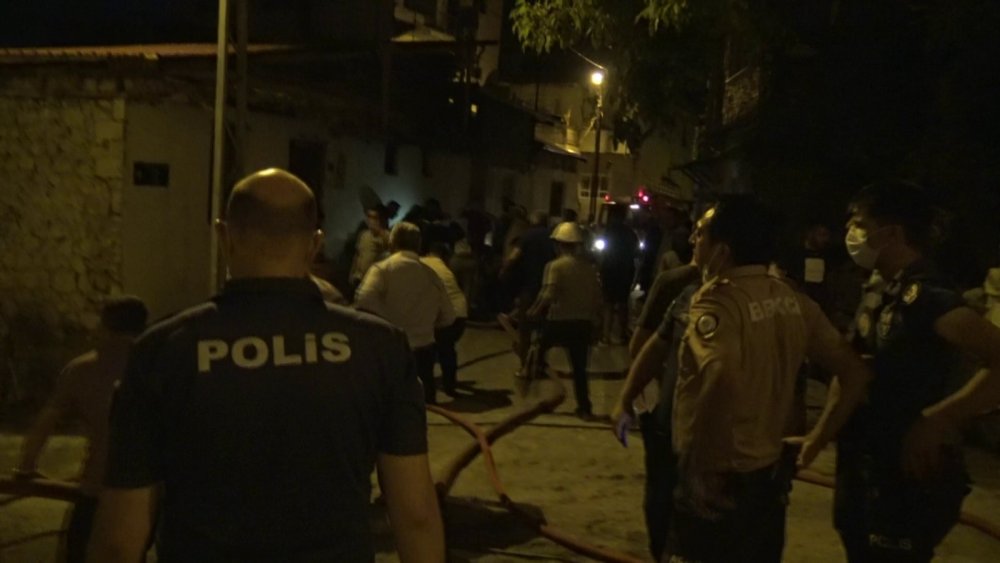 Ermenek'te ahşap evde çıkan yangın mahalleliyi sokağa döktü