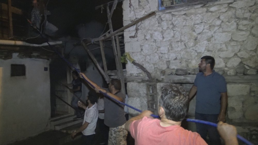 Ermenek'te ahşap evde çıkan yangın mahalleliyi sokağa döktü