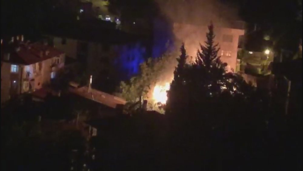 Ermenek'te ahşap evde çıkan yangın mahalleliyi sokağa döktü